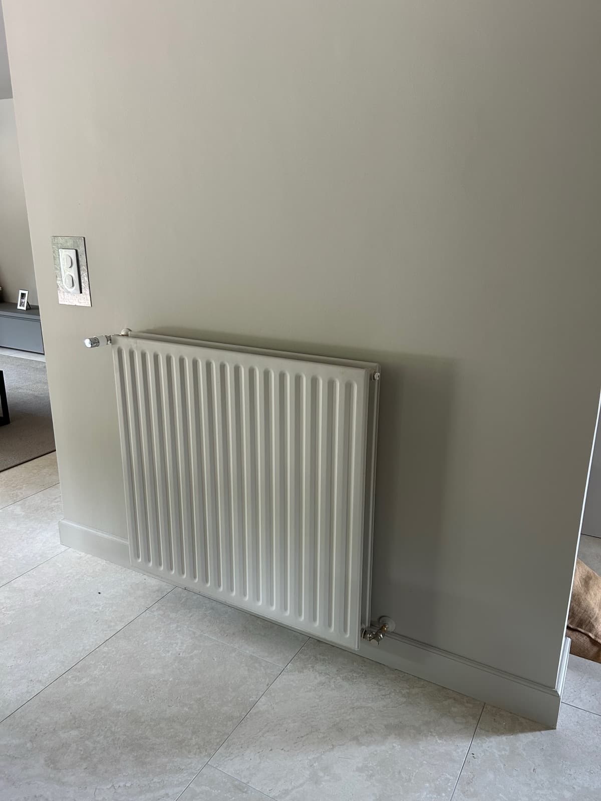 Radiateur blanc installé dans une pièce en rénovation