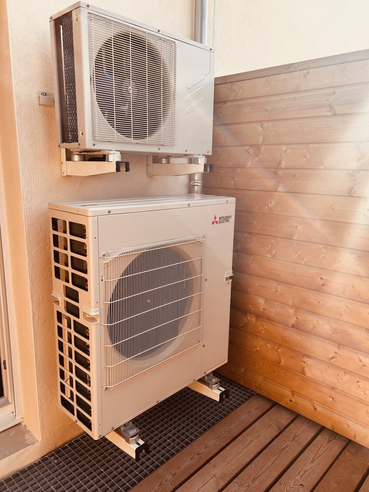 Unités extérieures Mitsubishi Electric fixées au mur d’une terrasse