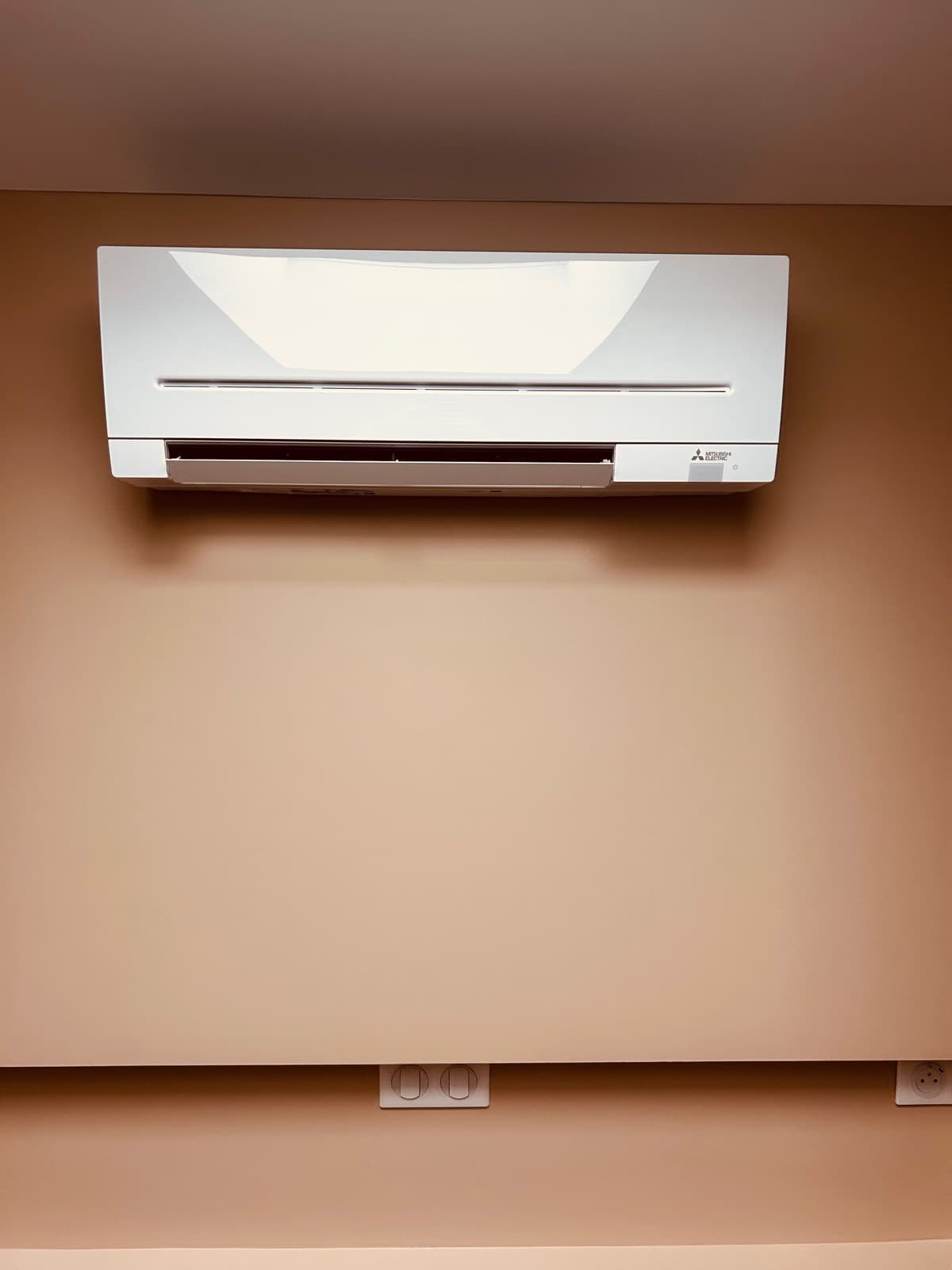 Unité intérieure murale Mitsubishi Electric installée dans une pièce