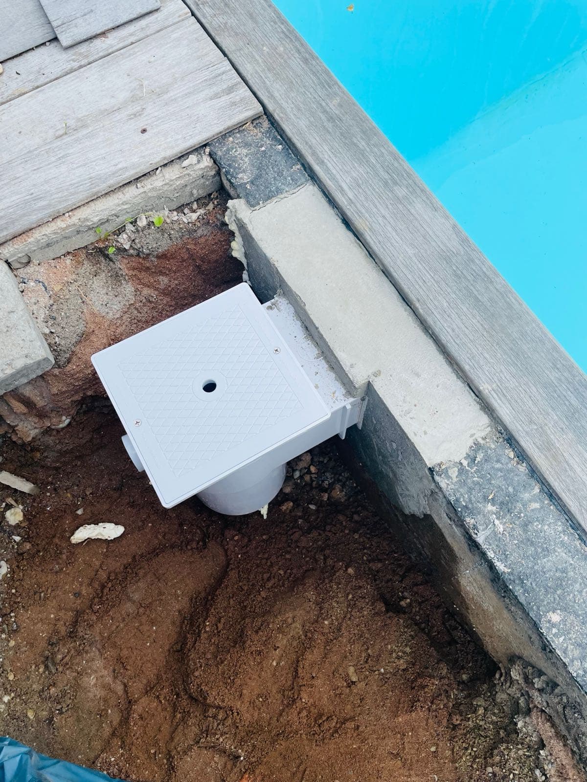 Skimmer installé au bord d’une piscine privée