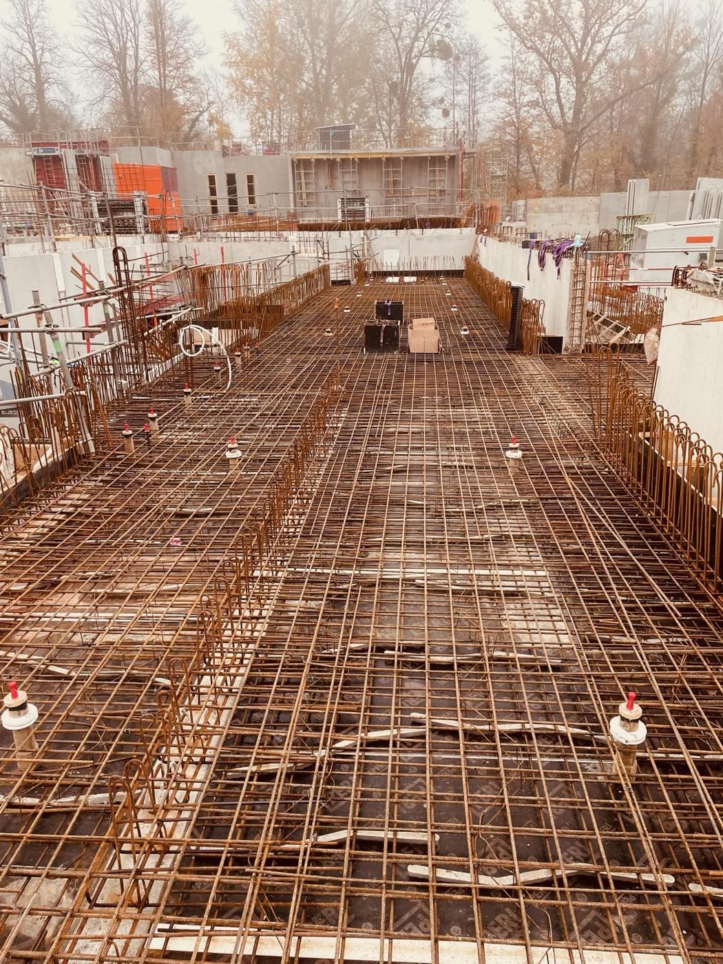 Ferraillage du radier d’un bassin public en construction