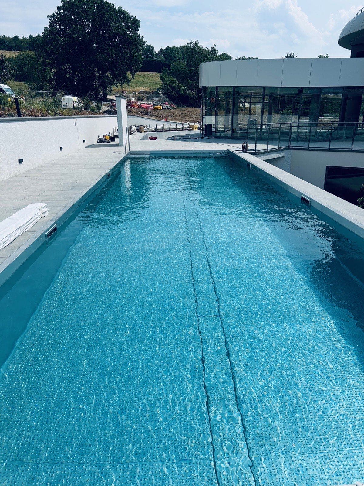 Piscine à débordement terminée, en bordure de terrasse