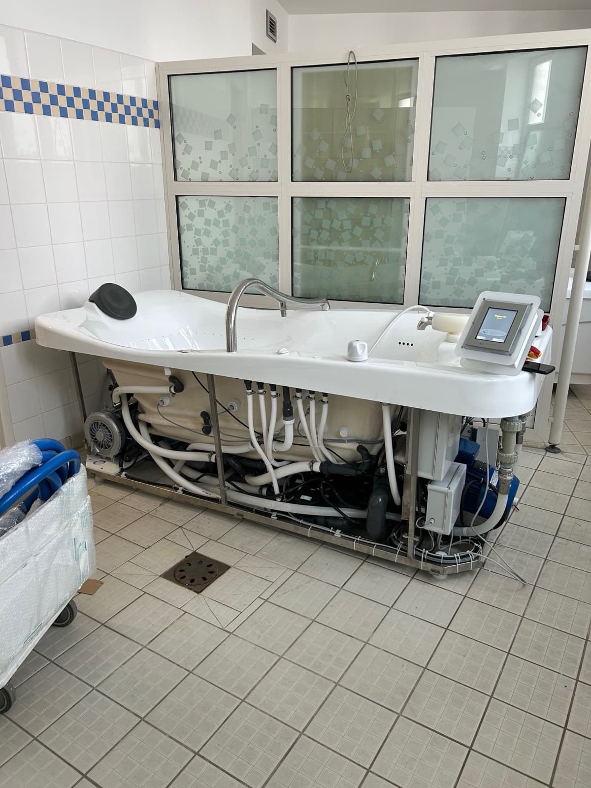 Baignoire de balnéothérapie et son équipement technique