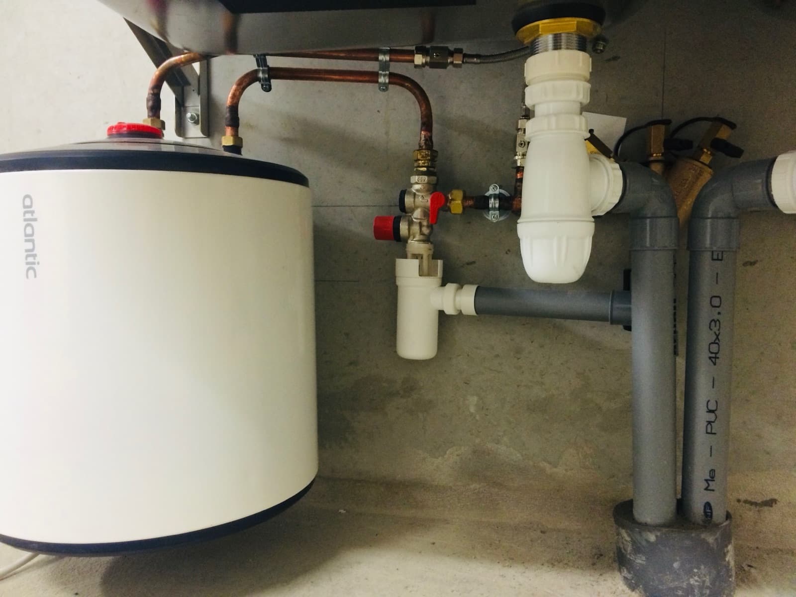 Chauffe-eau et raccordements installés sous évier