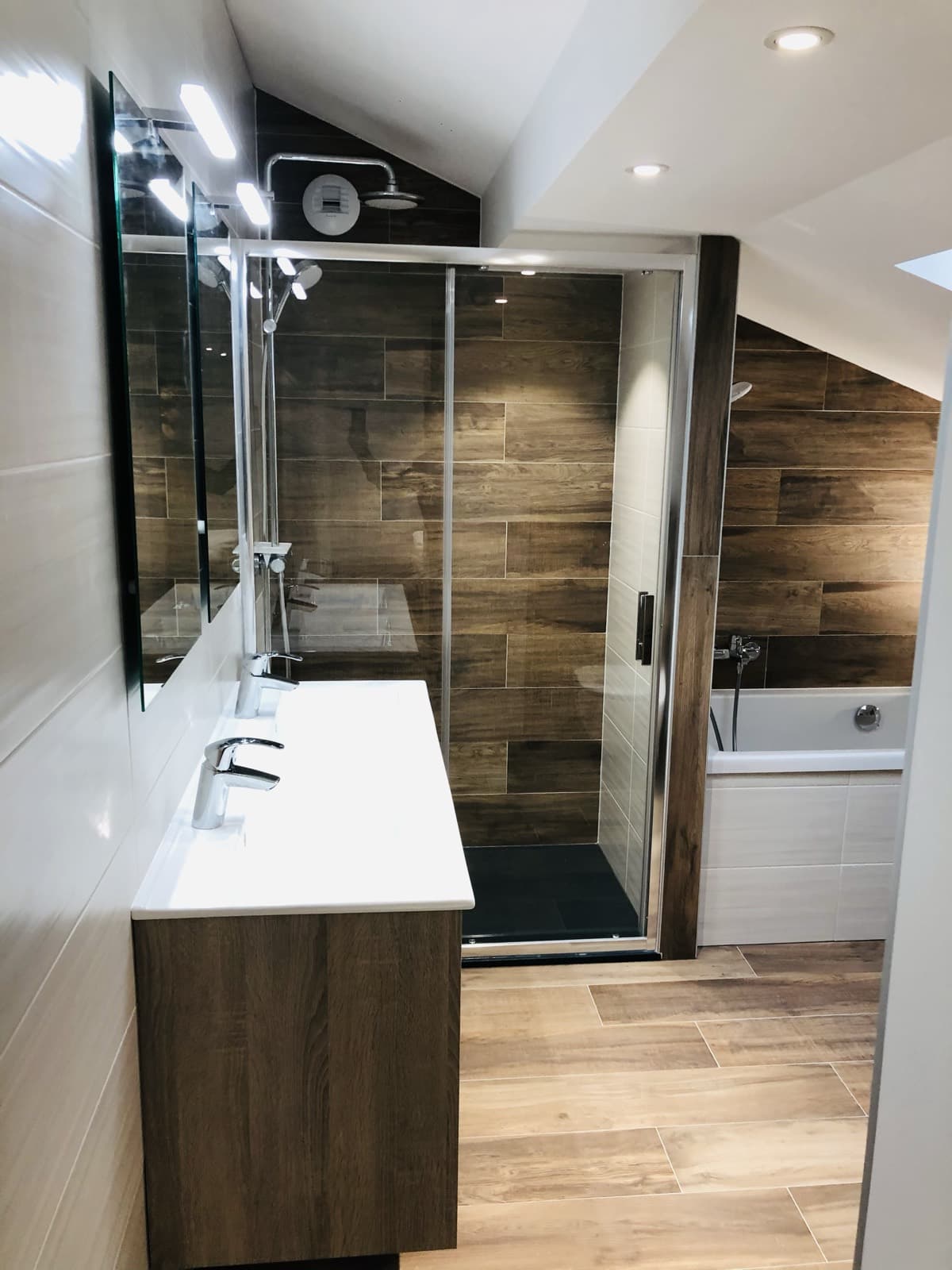 Salle de bain sous rampant carrelage ambiance bois