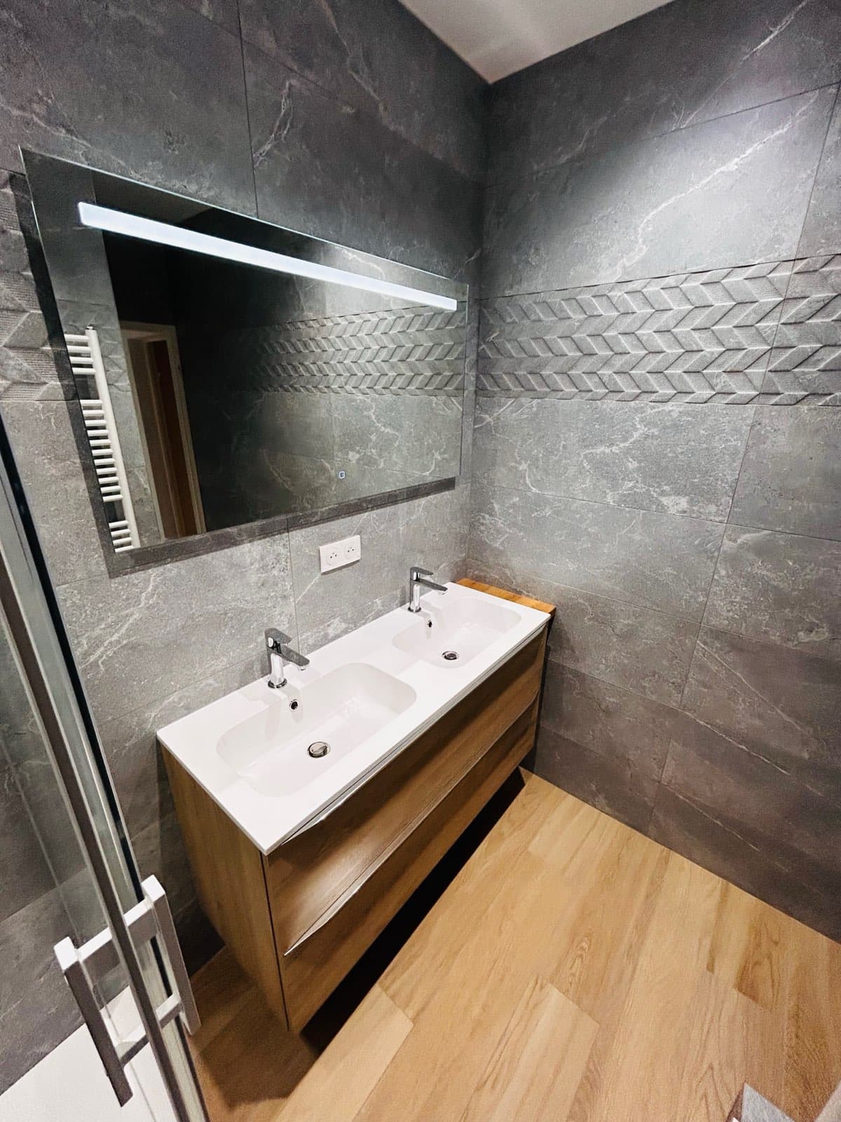Double vasque avec miroir lumineux et sol imitation bois