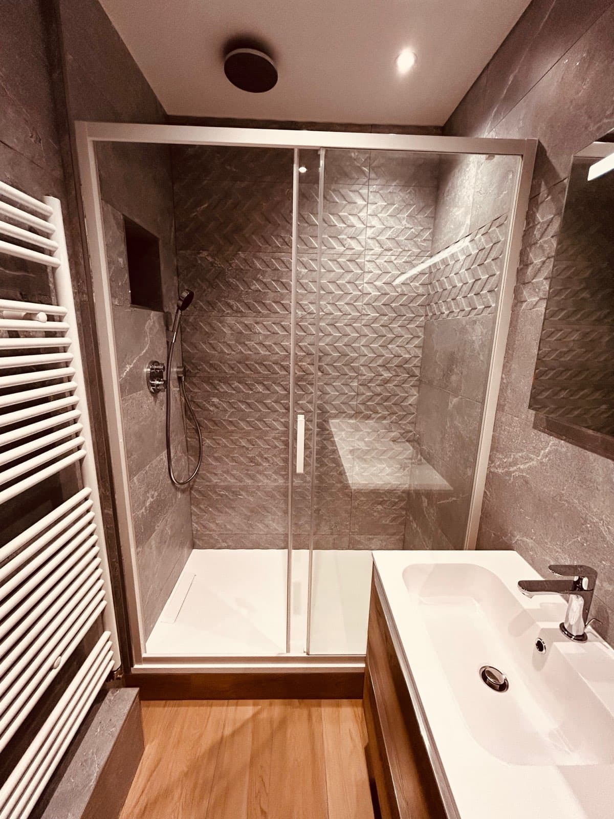 Douche à l’italienne avec paroi vitrée et carrelage à motifs