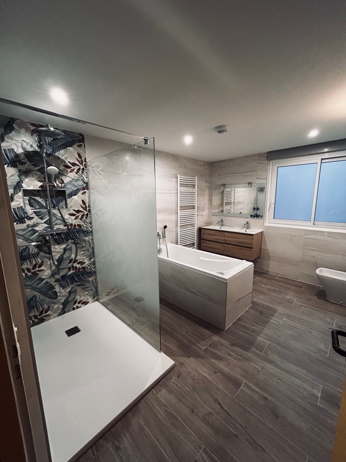 Grande salle de bain avec baignoire îlot et douche à l’italienne