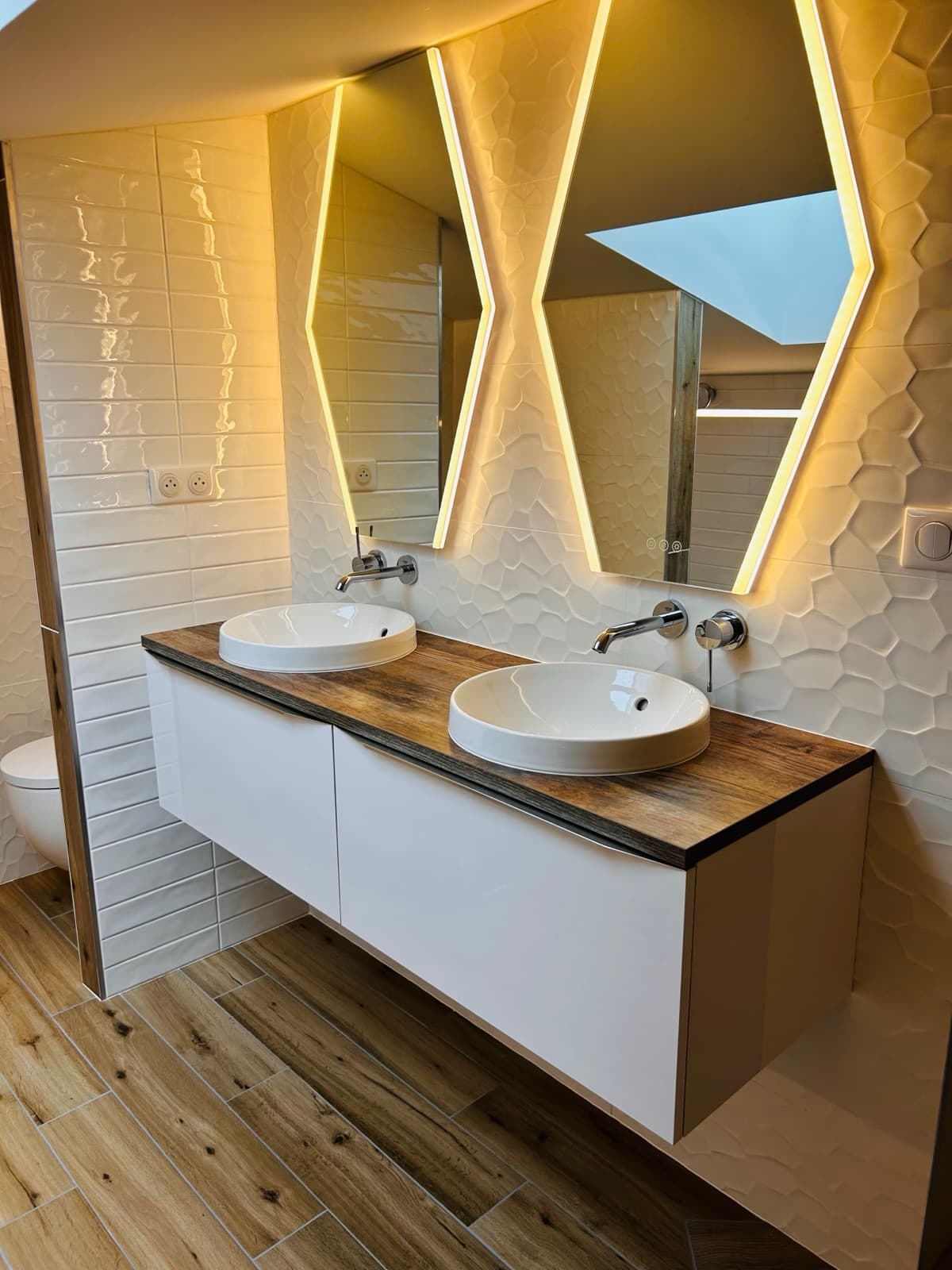 Double vasque avec miroirs rétroéclairés