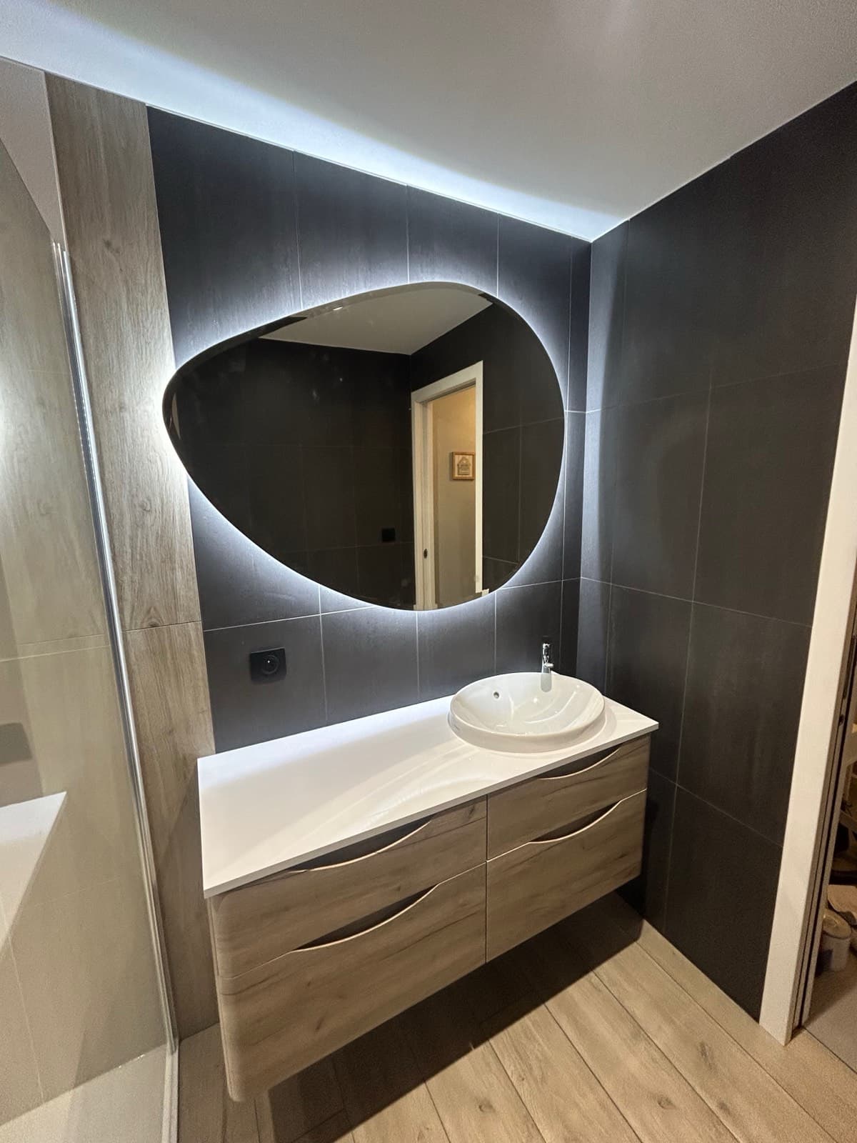 Vasque à poser avec miroir ovale rétroéclairé