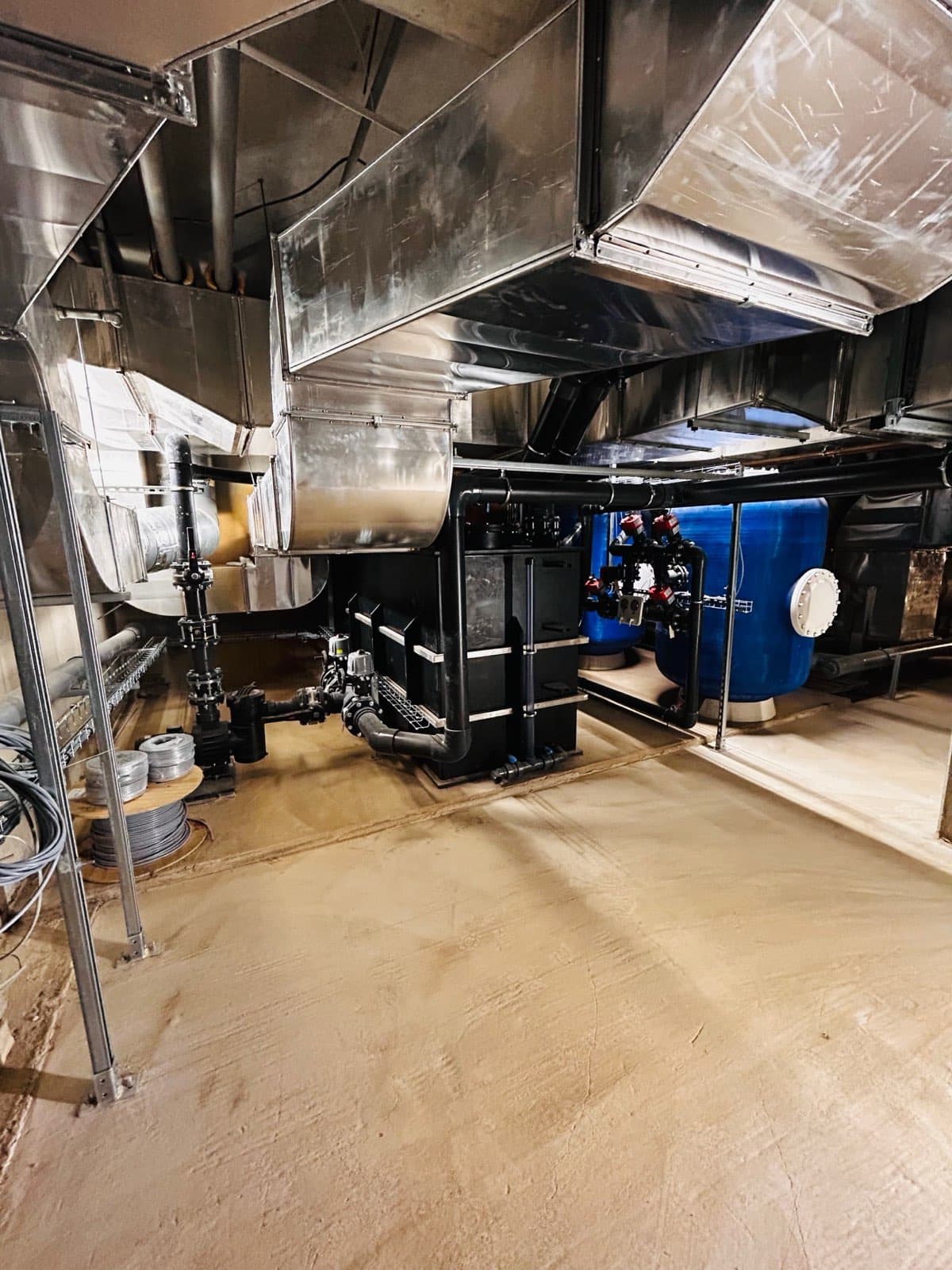 Gaines de ventilation métalliques dans un local technique