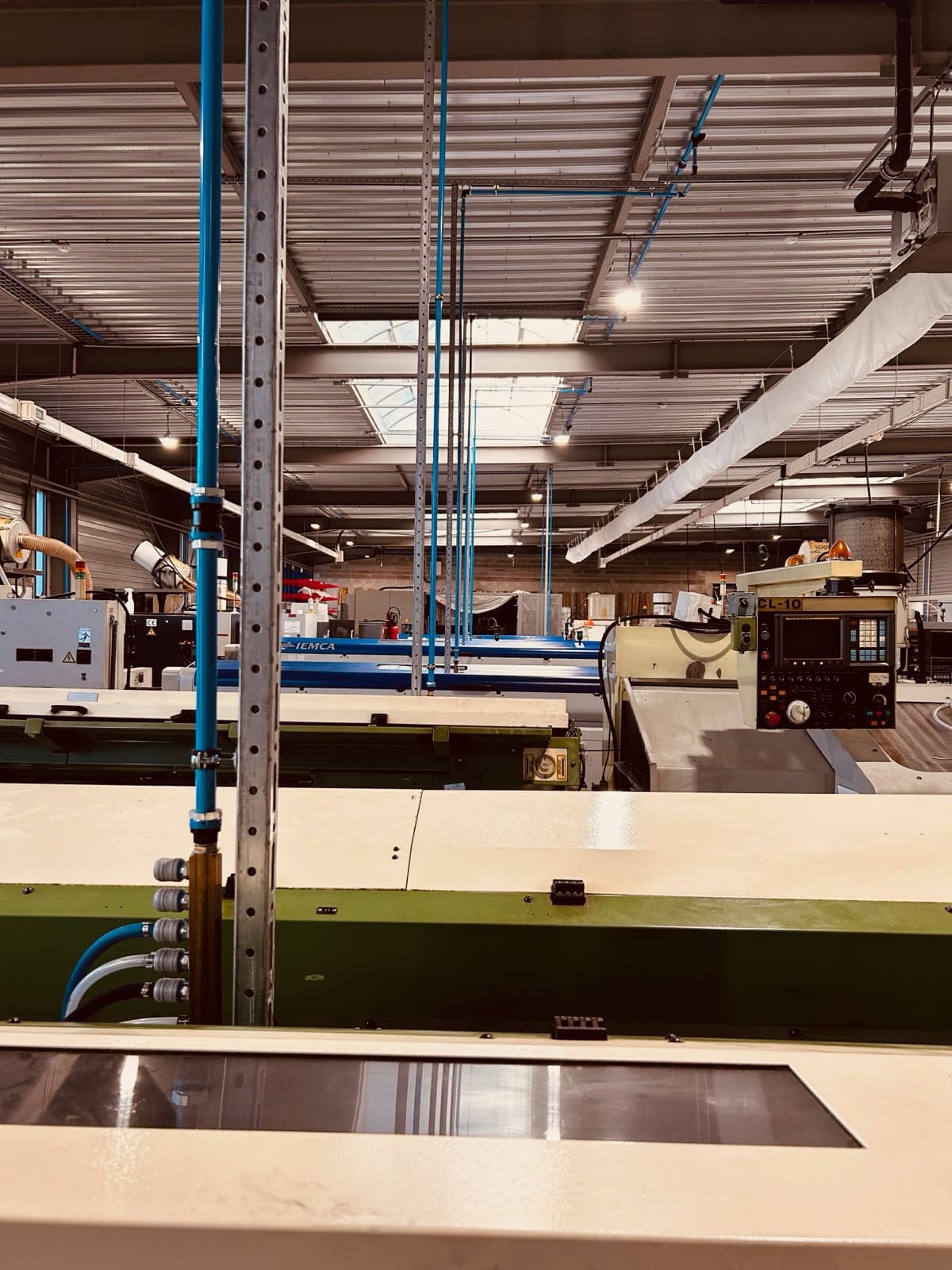 Réseau de tuyauterie technique dans un atelier industriel