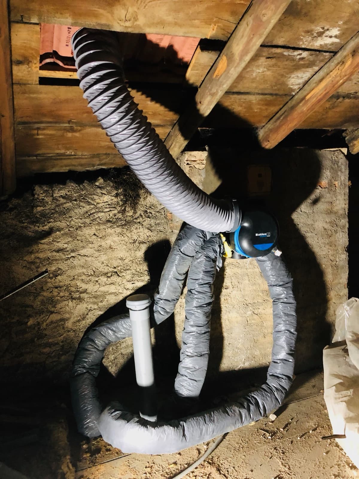Caisson VMC et gaines souples raccordés en combles