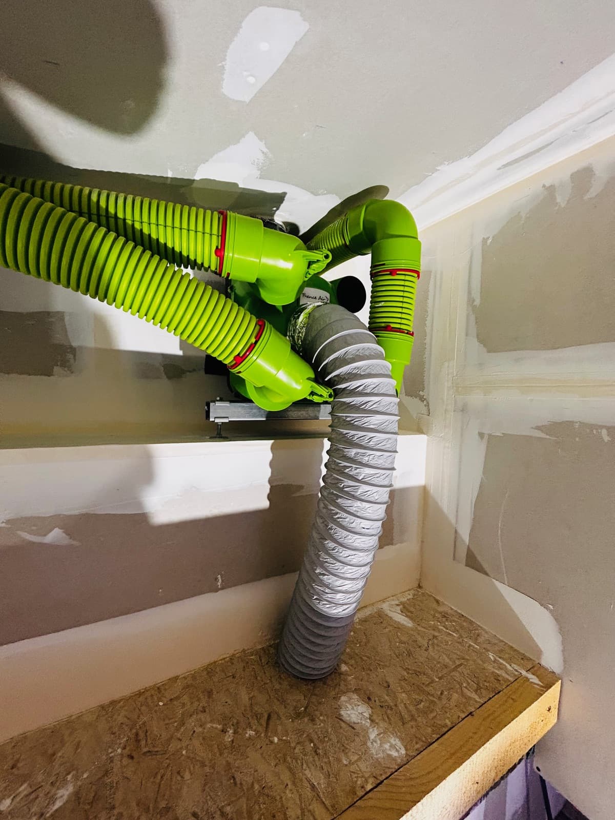 Distribution de gaines de VMC dans un faux plafond