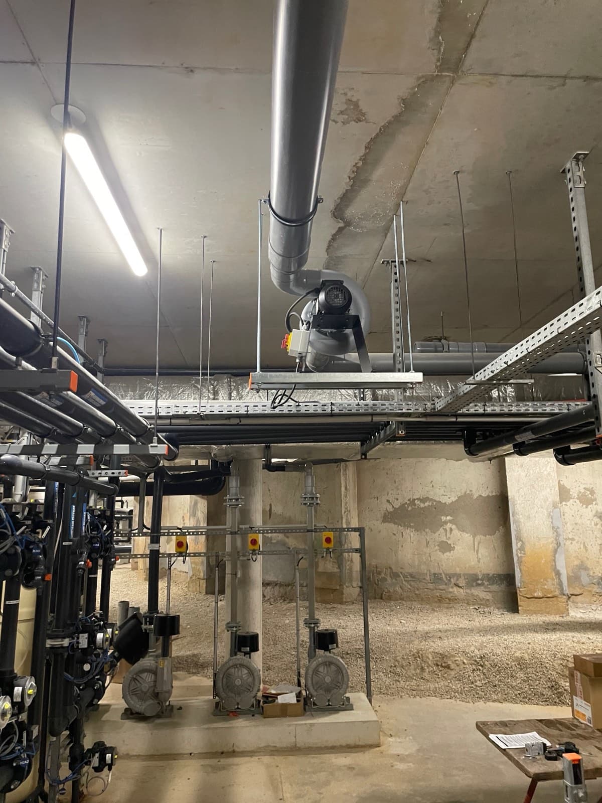 Caisson d’extraction et gaines de ventilation installés en sous-sol technique